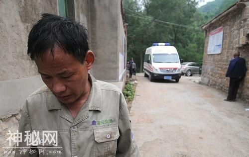一男一女在大山变成了“野人”，二十年后无法回归人类生活-6.jpg