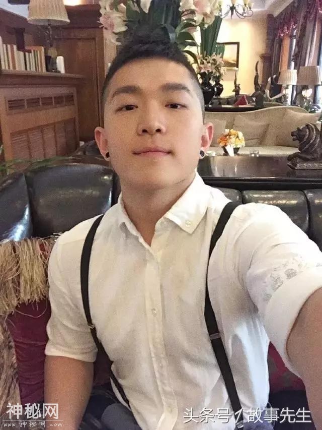 穿白衬衣的型男帅哥，阳光帅气高颜值很有爱-1.jpg
