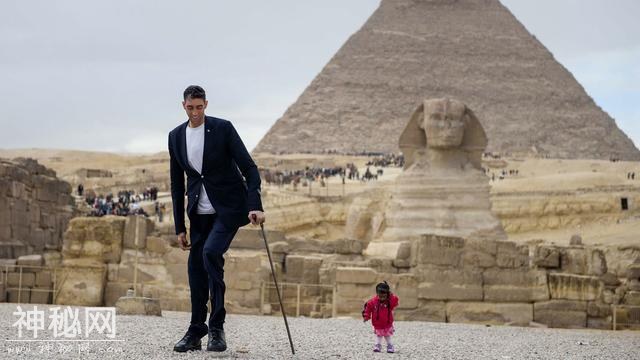 世界最高男子和最矮女子凑到一起，在金字塔下相映成趣堪称奇观-4.jpg