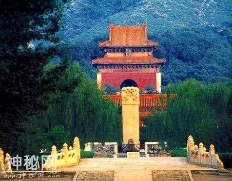 考古队打开皇帝棺椁后，发现一奇特现象，专家十分疑惑-1.jpg