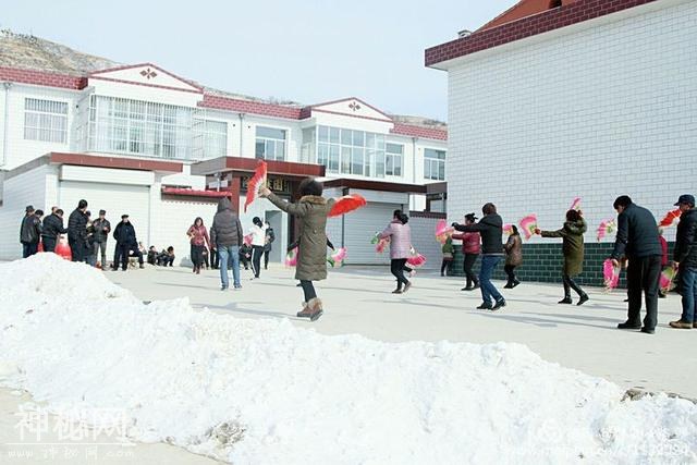 黄土地上最丑的舞蹈——镇原县城关镇罗河湾社火民俗：老少齐乐-8.jpg