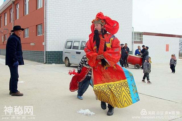 黄土地上最丑的舞蹈——镇原县城关镇罗河湾社火民俗：老少齐乐-12.jpg