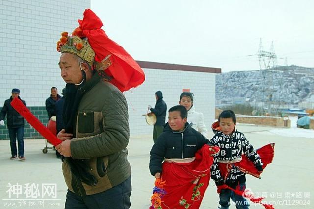黄土地上最丑的舞蹈——镇原县城关镇罗河湾社火民俗：老少齐乐-13.jpg