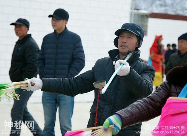 黄土地上最丑的舞蹈——镇原县城关镇罗河湾社火民俗：老少齐乐-15.jpg