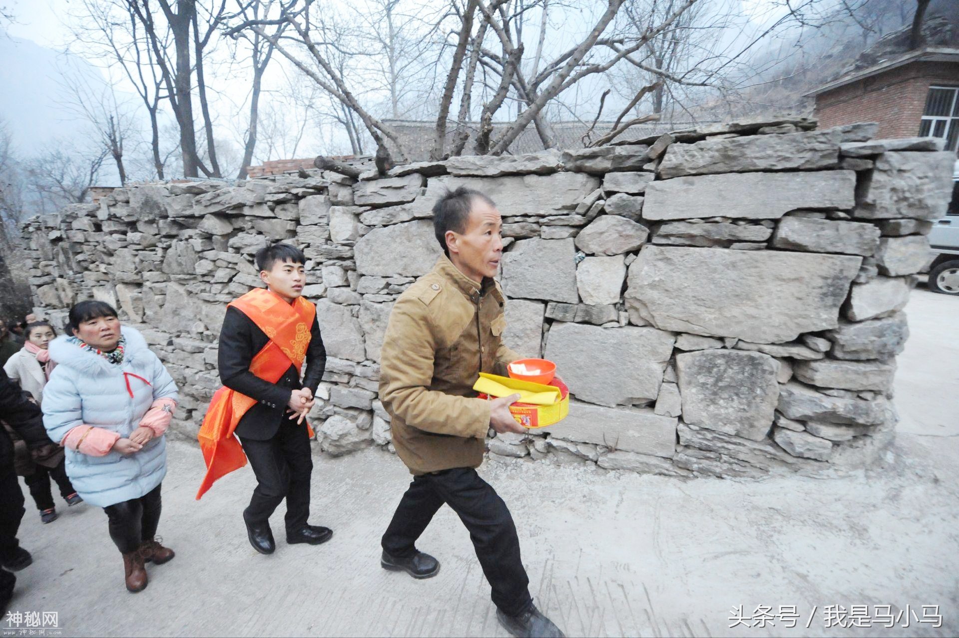 农村结婚前晚所有亲朋排队去三岔路口跪拜，你知道这是什么风俗吗-3.jpg