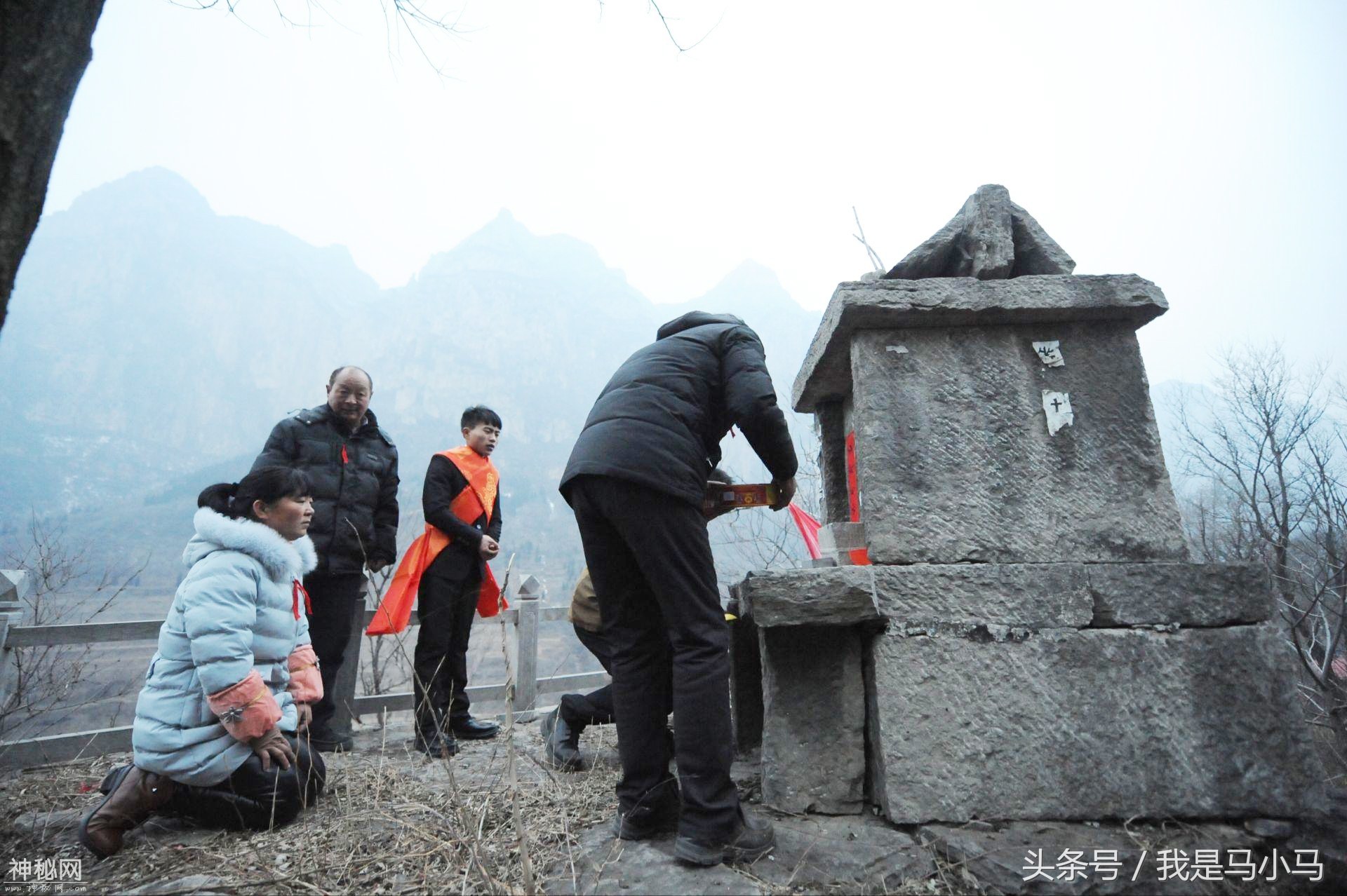 农村结婚前晚所有亲朋排队去三岔路口跪拜，你知道这是什么风俗吗-4.jpg