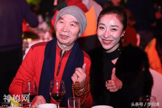 公司年会上正确的拍照姿势，李伯清亲身示范！-3.jpg