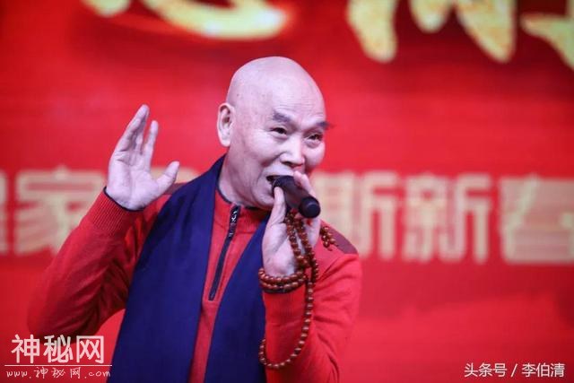 公司年会上正确的拍照姿势，李伯清亲身示范！-5.jpg