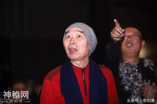 公司年会上正确的拍照姿势，李伯清亲身示范！-8.jpg