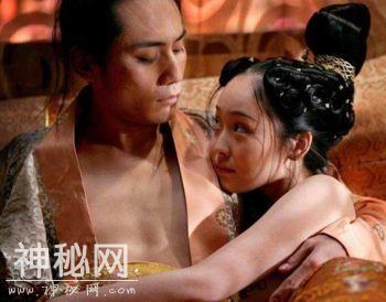 考古队发掘一古墓，墓葬被打开后，印证了封建社会一种悲惨的现象-4.jpg