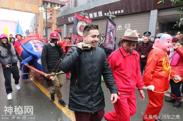 四川成都：外国友人体验中国民俗“打春牛”迎新春-3.jpg