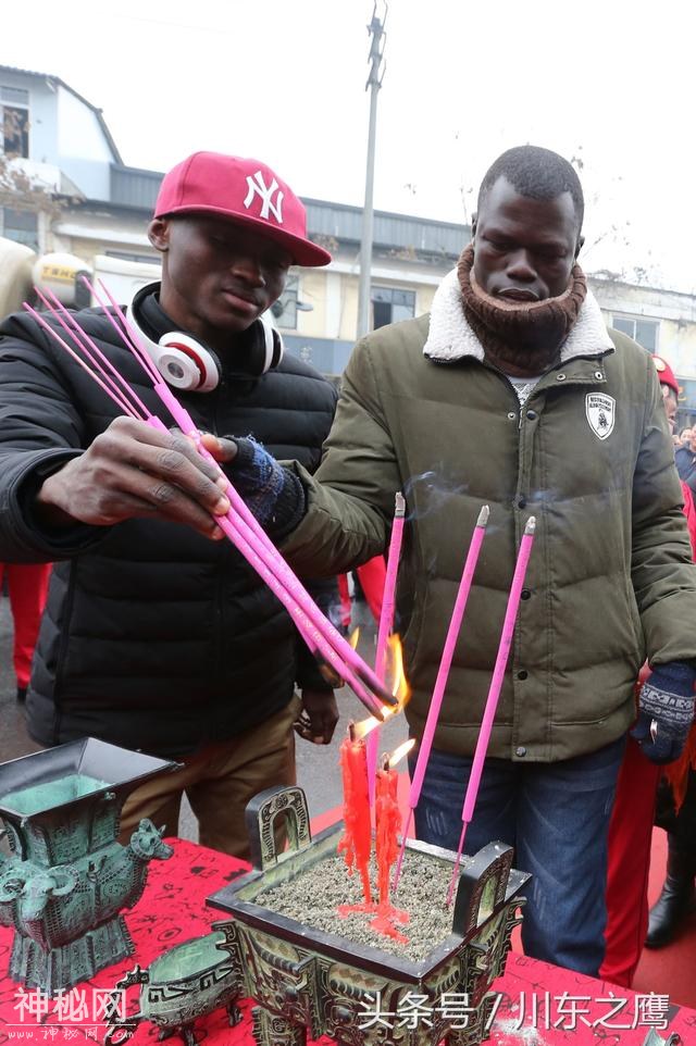 四川成都：外国友人体验中国民俗“打春牛”迎新春-13.jpg