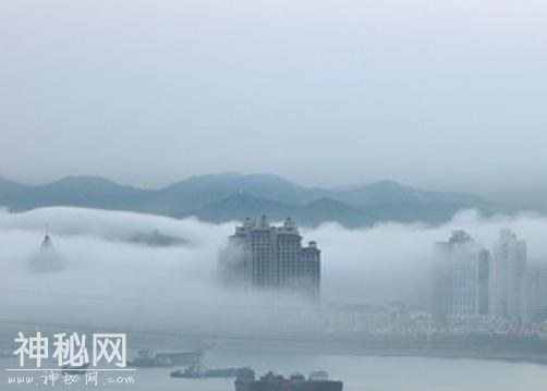 青海湖出现“飞碟”形状海市蜃楼-1.jpg