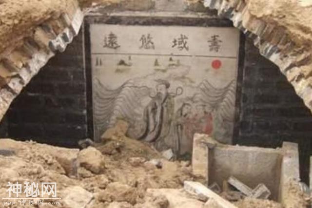 一春秋古墓满是盗洞，陪葬品却一件不少，打开墓室专家恍然大悟-1.jpg