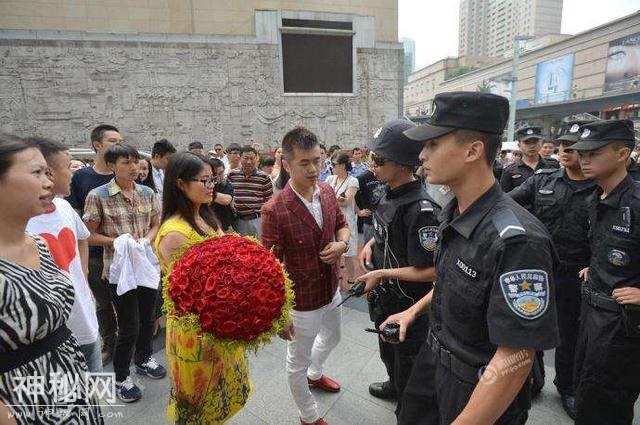 成都男子步行街求婚成功，因未备案被民警带走-3.jpg