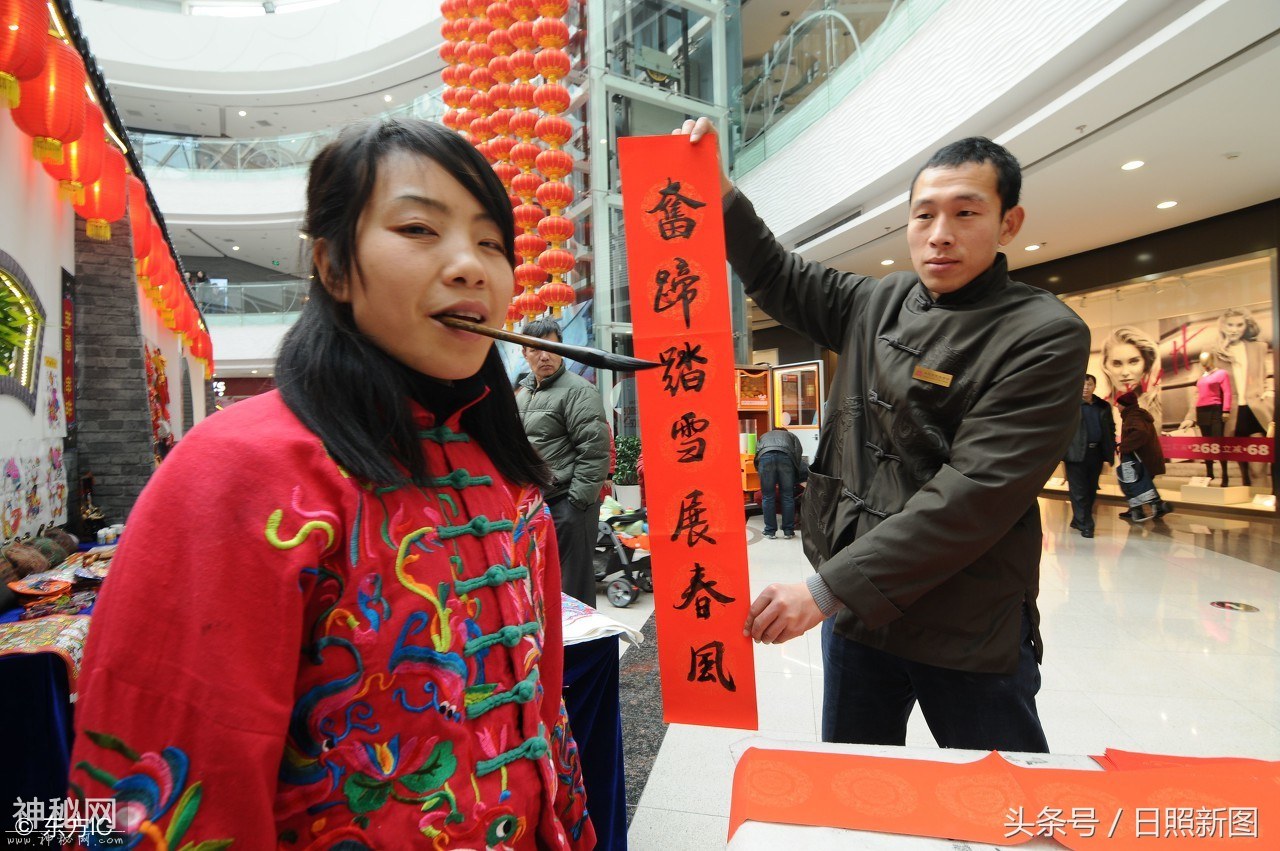 无臂女子苦练书画终成“口书”绝技，嘴含毛笔为市民写春联迎新年-3.jpg