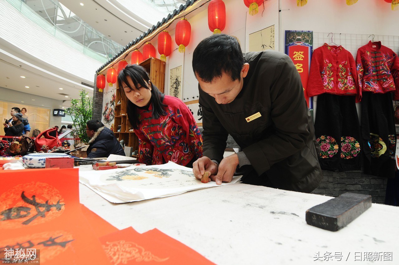 无臂女子苦练书画终成“口书”绝技，嘴含毛笔为市民写春联迎新年-10.jpg