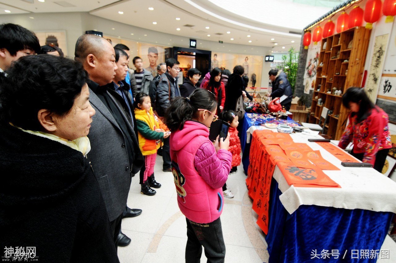 无臂女子苦练书画终成“口书”绝技，嘴含毛笔为市民写春联迎新年-11.jpg