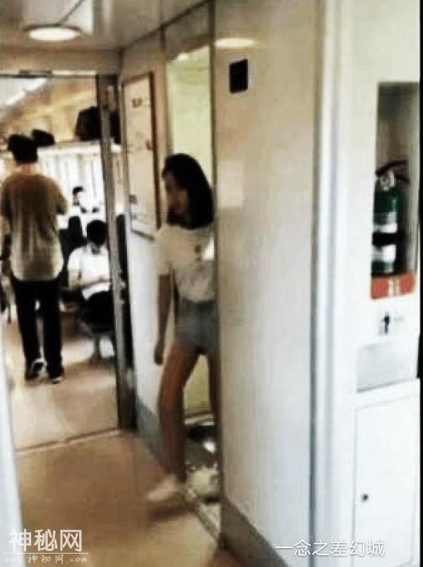 情侣在火车上，躲进厕所半小时，两人从里面出来后，女子神情慌张-2.jpg