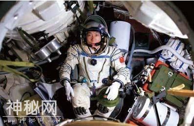 我国航天员杨利伟为什么要带把枪进入太空，难道用枪去打外星人？-2.jpg