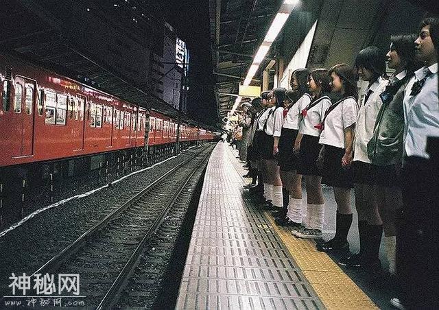 《午夜凶铃》已经上映20年，这几部高分日式恐怖片同样值得一看！-5.jpg