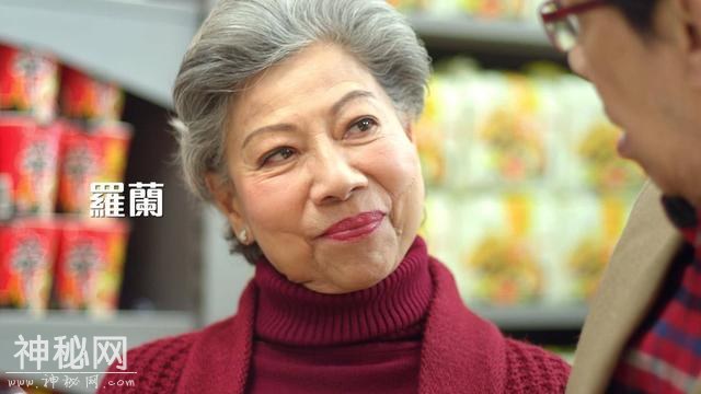 84岁罗兰退休近照，被称为一代鬼后，如今做做义工很高兴！-4.jpg
