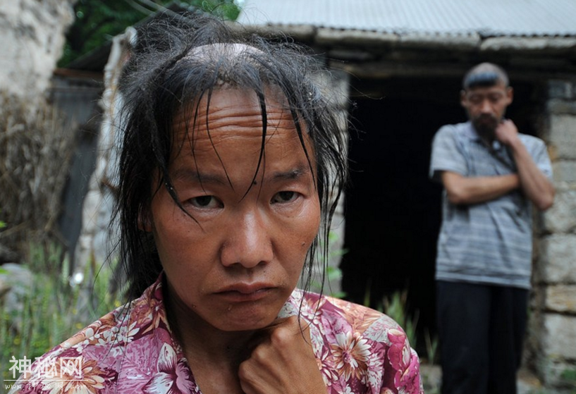 一男一女两兄妹在大山变成了“野人”，二十年后无法回归人类生活-5.jpg