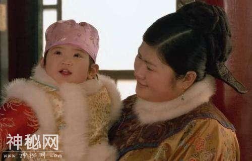 甄嬛传：皇后至死都不明，为何胧月周岁时甄嬛一定要送项圈给女儿-4.jpg