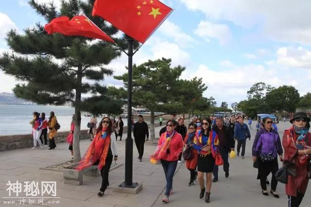 刘公岛上游人如织，其乐融融共度国庆-4.jpg
