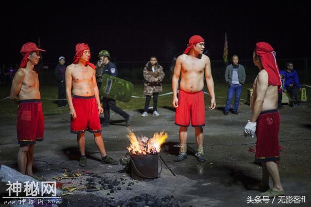 贵州普定重现“非遗”民俗“铁水冲龙”表演-7.jpg