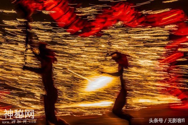 贵州普定重现“非遗”民俗“铁水冲龙”表演-21.jpg