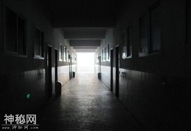 短篇鬼故事：当有人敲门时，你发现门上的血手印了吗-2.jpg