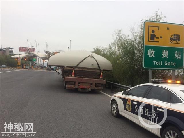 高速公路收费站惊现“飞碟”-2.jpg