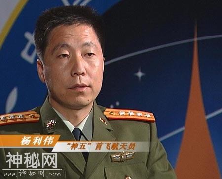 杨利伟上太空为何要带手枪？是为了对付外星人吗？另有原因！-1.jpg