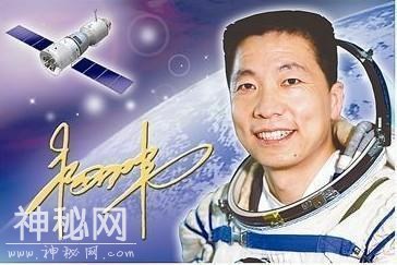 杨利伟上太空为何要带手枪？是为了对付外星人吗？另有原因！-3.jpg