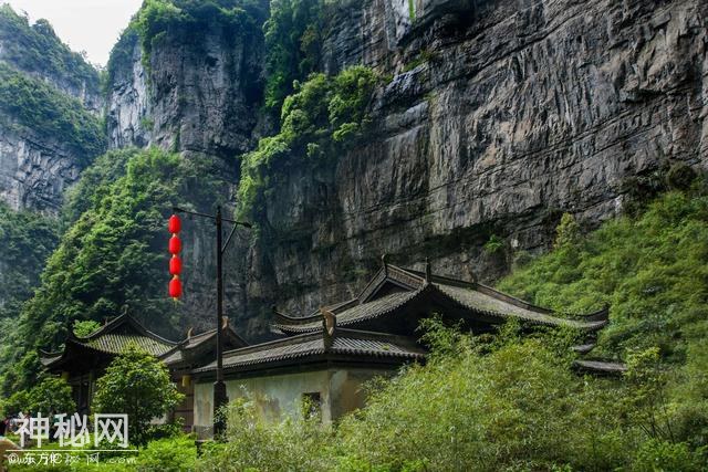 有人说这里曾是外星人基地，其实是地理学上的“岩溶漏斗地貌”-3.jpg