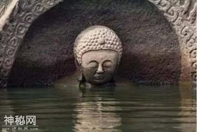 江西水库水位下降，露出神秘佛头，千年古镇重见天日！-2.jpg