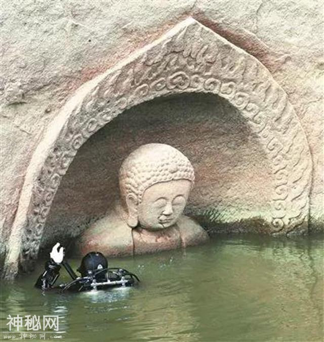 江西水库水位下降，露出神秘佛头，千年古镇重见天日！-1.jpg