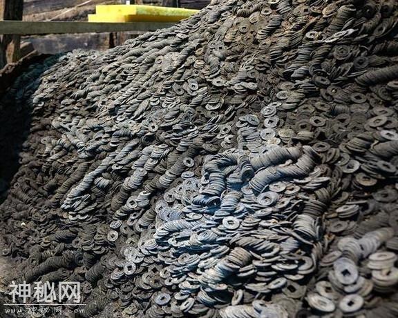 西汉古墓探秘，10吨铜钱、失传《论语》和2000年前神秘脚印-5.jpg