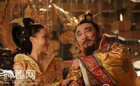 一个臭烘烘的猪圈，埋了一位开国皇帝，考古专家赶到挖出珍宝无数-4.jpg