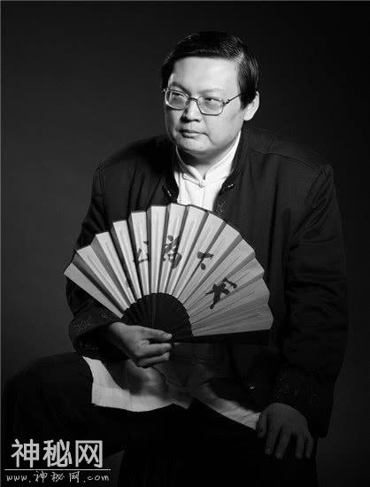 余秋雨和于丹为什么会落下文学神坛？老梁评价一针见血！-4.jpg