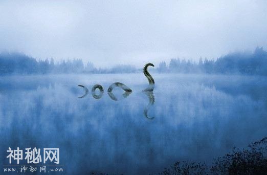 尼斯湖巨大水怪吞食人畜，照片曝光后发现水怪似龙又似蛇真相-1.jpg