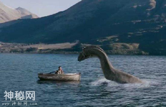 尼斯湖巨大水怪吞食人畜，照片曝光后发现水怪似龙又似蛇真相-4.jpg