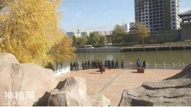 悲剧！榆溪河内发现一名中年男子打捞上来已经身亡-2.jpg
