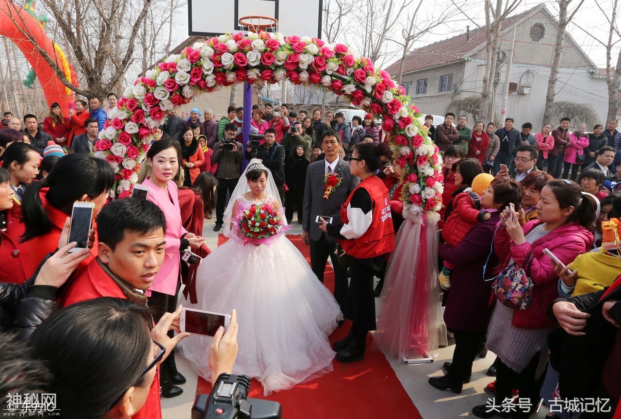 21岁小伙患绝症心灰意冷，为单身妈妈办婚礼报恩，跪地泪流满面-2.jpg