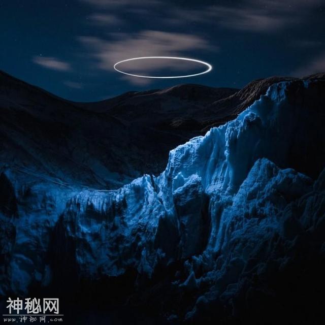 英国华裔摄影师用无人机灯光创作超现实科幻摄影作品-14.jpg