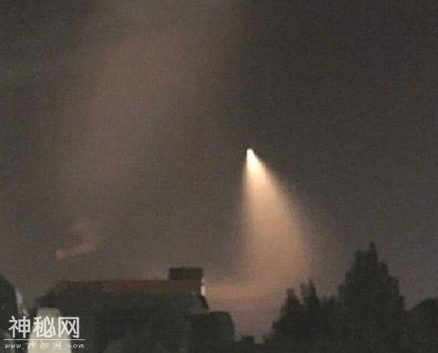北京等多地夜空再现“不明飞行物”！多人目击这一奇景！-4.jpg