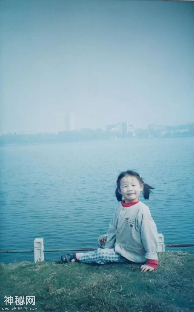 她把吴彦祖放进自己的童年照里，做成GIF贼可爱！-3.jpg