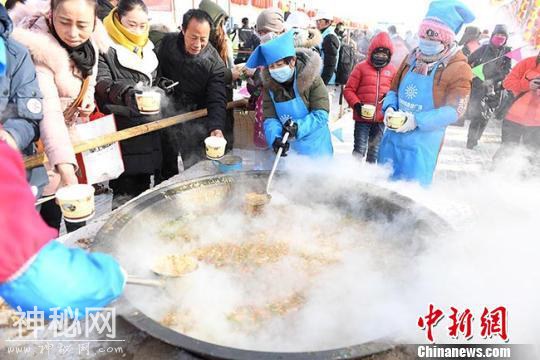 甘肃山丹系列民俗活动庆冬至 5万人分享“牛娃子饭”-3.jpg