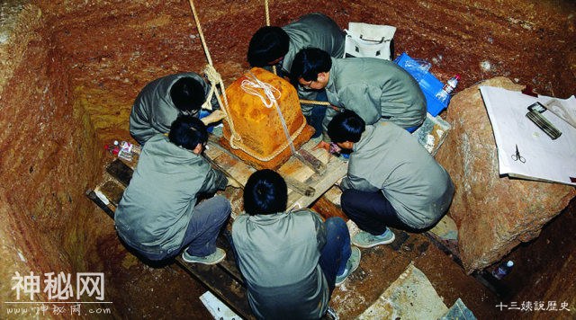 直击千年雷峰塔地宫发掘现场：有个让考古人员激动惊喜的大发现-7.jpg